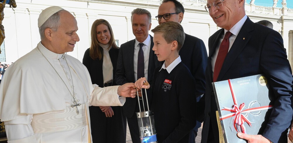 Übergabe des ORF-Friedenslichts an Papst Leo XIV. durch ORF Oberösterreich und Land Oberösterreich / Vatican Media Übergabe des ORF-Friedenslichts an Papst Leo XIV. durch ORF Oberösterreich und Land Oberösterreich