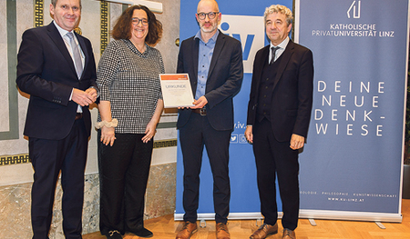 Christian Friesl (von links) und Veronika Säckl von der Industriellenvereinigung, Preisträger Lukas Kaelin und Rektor  Michael Fuchs von der KU Linz.   