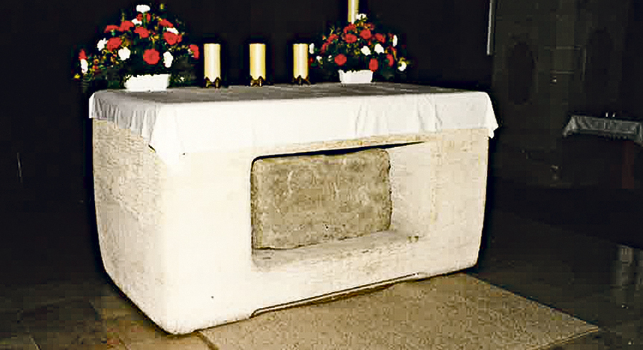 Der Steintrog im Altar der Basilika Enns-St. Laurenz enthält die Reliquien der „40 Märtyrer von Lauriacum“, die im Jahr 304 getötet wurden.  