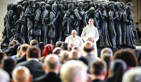 Mit den Synodalen betete Papst Franziskus bei der Skulptur „Angels Unawares“ (Engel, ohne es zu wissen) am Petersplatz für Menschen auf der Flucht.  