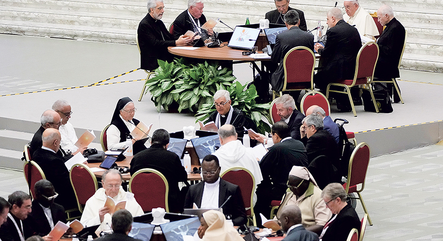 Die runden Tische – hier bei der Synode in Rom – sind das Markenzeichen der Synodalität. / APA-Images / AP / Alessandra Tarantino Die runden Tische – hier bei der Synode in Rom – sind das Markenzeichen der Synodalität.