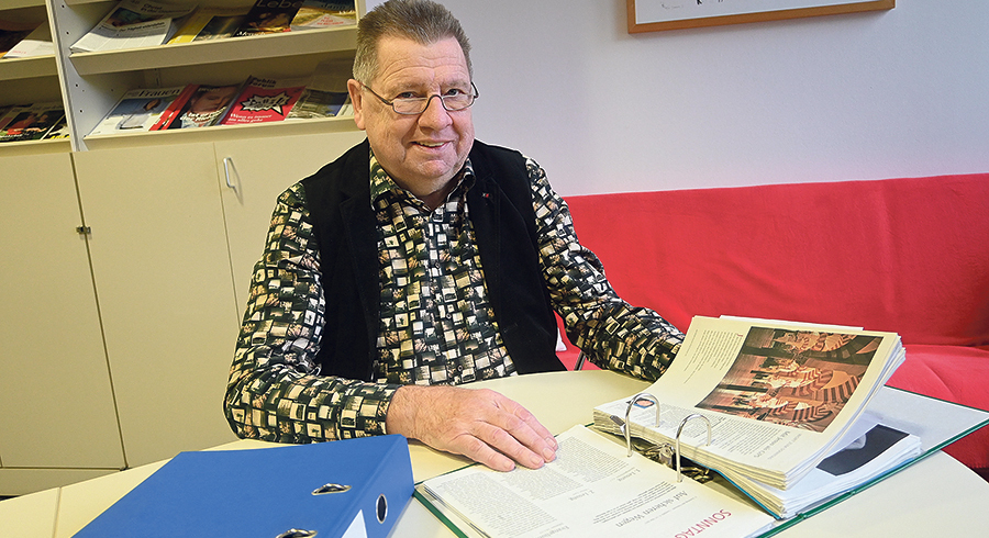 Josef Lukarsch mit den gesammelten Sonntagsseiten aus der Kirchenzeitung. / KIZ/JW Josef Lukarsch mit den gesammelten Sonntagsseiten aus der Kirchenzeitung.