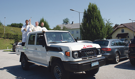 Bischof Manfred Scheuer segnete in Stadl-Paura zwei MIVA-Fahrzeuge. 