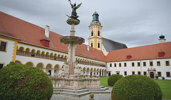 Der Hof des Augustiner-Chorherren-Stiftes Reichersberg mit seinem beeindruckenden Brunnen.     