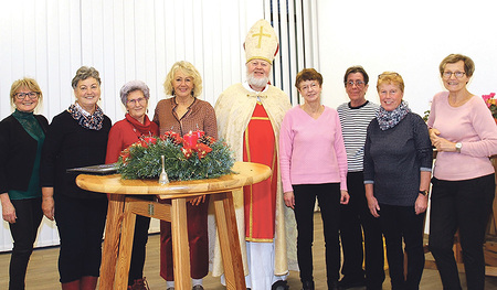 Marianne Pernsteiner (3. von rechts) mit Mitarbeiterinnen des Seniorennachmittags und mit Karin Glasner (links) und Nikolaus Alfred Alberer, beide Mitglieder des Seelsorgeteams von Lacken     