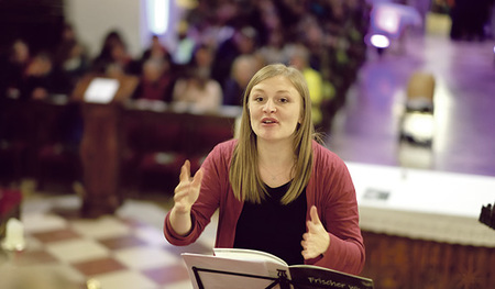 „Mein ganzes Leben ist dir vertraut.“ – Das ist eine Liedzeile aus Stefanie Poxruckers neuem Liederheft. Die Sängerin ist Teil der „Poxrucker Sisters“ und hat Lieder für den Gottesdienst komponiert, die besonders Jugendliche ansprechen.