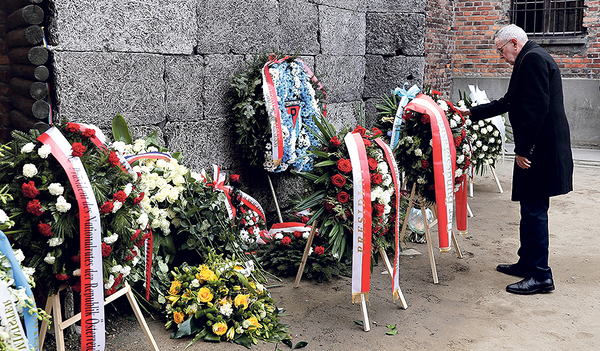 Bundespräsident Alexander Van der Bellen legte einen Kranz an der „Schwarzen Wand“ im Stammlager von Auschwitz nieder.