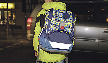 Bei Nebel und in der Dämmerung musst du im Straßenverkehr besonders gut aufpassen. Helle Kleidung und Reflektoren an der Jacke und der Schultasche machen dich für Autofahrer besser sichtbar.  