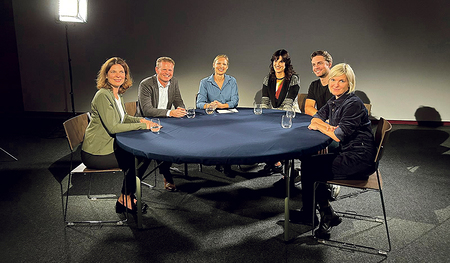 Die Teilnehmer:innen der Gesprächsrunde, v. l. n. r.: Martina Bergsleitner, Christian Schein­ecker, Julia Neubauer, Maia Parussel, Albert Vogl-Bader, Anita Huber-Katzengruber. 