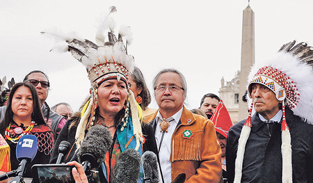 Lange forderten die Indigenen des Landes (im Bild: Mitglieder der Indigenen im März 2022  auf dem Petersplatz im Vatikan) eine Entschuldigung des Papstes für kirchliche Taten in den sogenannten Residential Schools.