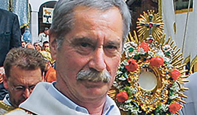 Diakon Fritz Pichler wirkt seit mehr als  30 Jahren an der Prozession in Hallstatt mit. 
