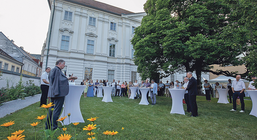 Bischof Scheuer sprach im Garten des Bischofshofs zu den anwesenden Medienvertreterinnen und -vertretern. / © Diözese Linz / Hermann Wakolbinger Bischof Scheuer sprach im Garten des Bischofshofs zu den anwesenden Medienvertreterinnen und -vertretern.