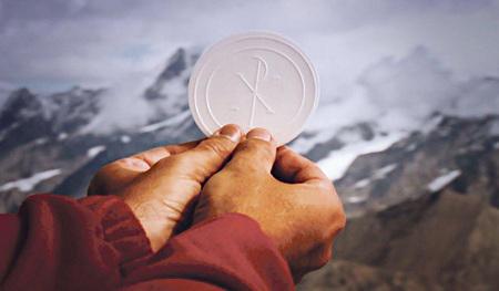 Ein Priester „feiert“ für sich allein in den Bergen Eucharistie – und was ist mit den Gemeinden im Tal? 