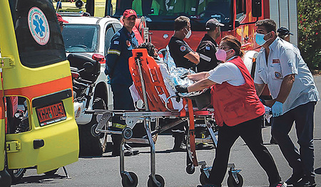 Griechische Einsatzkräfte versorgen Gerettete nach dem schweren  Bootsunglück vor Griechenland.  