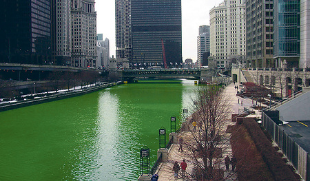 Am St. Patrick’s Day wird der Chicago River traditionell grün eingefärbt. 