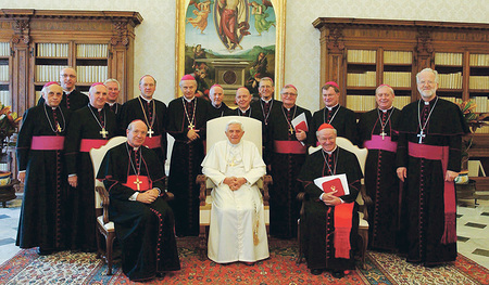 Ad-limina-Besuch 2005 bei Papst Benedikt XVI. Manfred Scheuer (hinten, 3. vorn rechts)war damals noch Bischof von Innsbruck.   