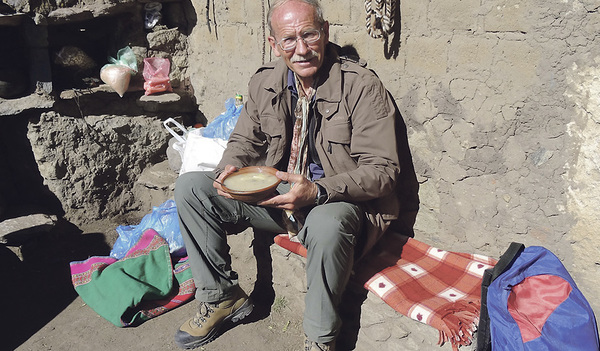 Pfarrer Franz Windischhofer macht Rast vor einer ärmlichen Hütte in seiner Pfarre in Peru.