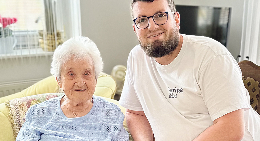 Mobile Pflege ist günstiger als ein Pflegeheim und auch viele Menschen möchten gerne im Alter zu Hause leben – wie Erna Rechberger, hier gemeinsam mit Caritas-Mitarbeiter Daniel Burgstaller aus Bad Schallerbach. / Caritas OÖ Mobile Pflege ist günstiger als ein Pflegeheim und auch viele Menschen möchten gerne im Alter zu Hause leben – wie Erna Rechberger, hier gemeinsam mit Caritas-Mitarbeiter Daniel Burgstaller aus Bad Schallerbach.