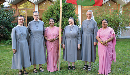 Neue Generalleitung der Kreuzschwestern: Sr. Rahela Lackoviæ, Sr. Dorothee Halbach, Sr. Sheeja Kolacherill, Sr. Marie-Marthe Schönenberger, Sr. Gabriele Schachinger und Sr. Roseline Kujur.