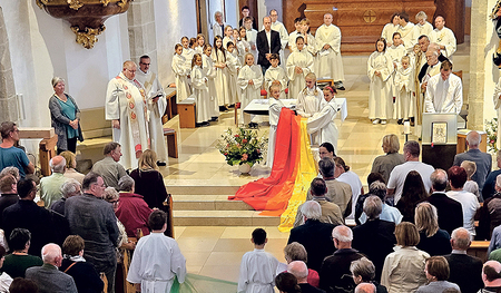 Bunte Tücher sollten die Vielfalt der Pfarre Mühlviertel-Mitte veranschaulichen. 