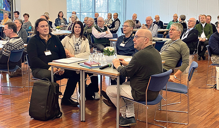 Die Diakone bei ihrer Frühjahrstagung mit Alexander Niederwimmer, dem ehrenamtlichen Sprecher der Diakone (am Tisch links).     