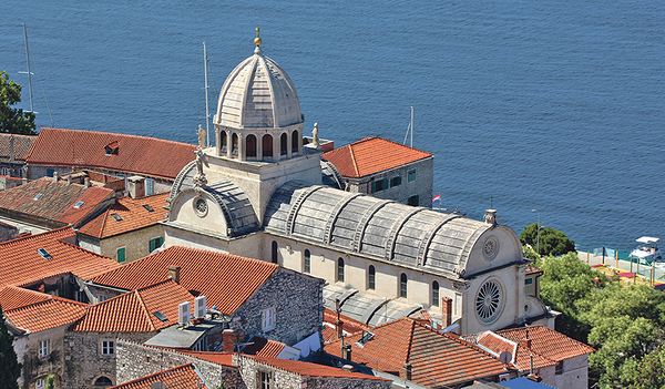 Die Kathedrale St. Jakob (Katedrala svetog Jakova) liegt direkt am Hafen von Šibenik 