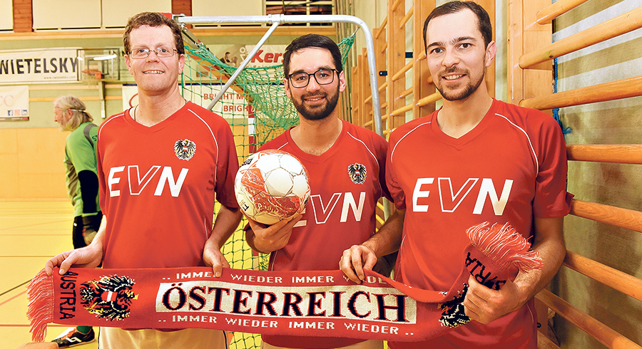 Freuen sich auf die Fußballspiele in Ungarn: Pater Martin Glechner, stammt aus Hohenzell (Bezirk Ried) und ist Kalasantiner, Kapitän Michael Semmelmeyer, Philipp Faschinger, Kaplan in Braunau (im Bild von links).    