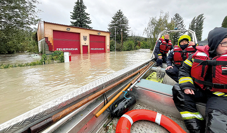 Das Ersatzfeuerwehrhaus steht unter Wasser. 