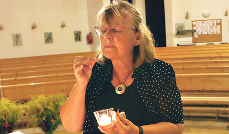 Monika Weissenböck bereitet ein Totengebet in der Kirche St. Paul in Linz-Pichling vor.