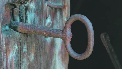 pixabay.com / publicdomainpictures „Auch eine schwere Tür hat nur einen kleinen Schlüssel nötig“ (Charles Dickens): Gebet und Vertrauen sind Schlüssel, die auch fest verschlossene Türen öffnen können.