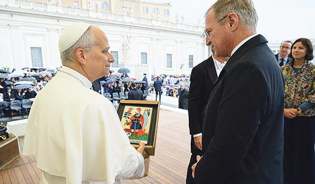 Begegnung auf dem Petersplatz.       / @Vatican Media Begegnung auf dem Petersplatz.