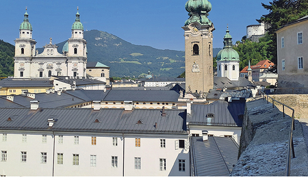 Die Stiftskirche St. Peter (rechts) und der Salzburger Dom (links).