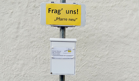 Der ansprechend und unübersehbar gestaltete Fragekasten zur „Pfarre neu“.     / Pfarrgemeinde Neumarkt Der ansprechend und unübersehbar gestaltete Fragekasten zur „Pfarre neu“.