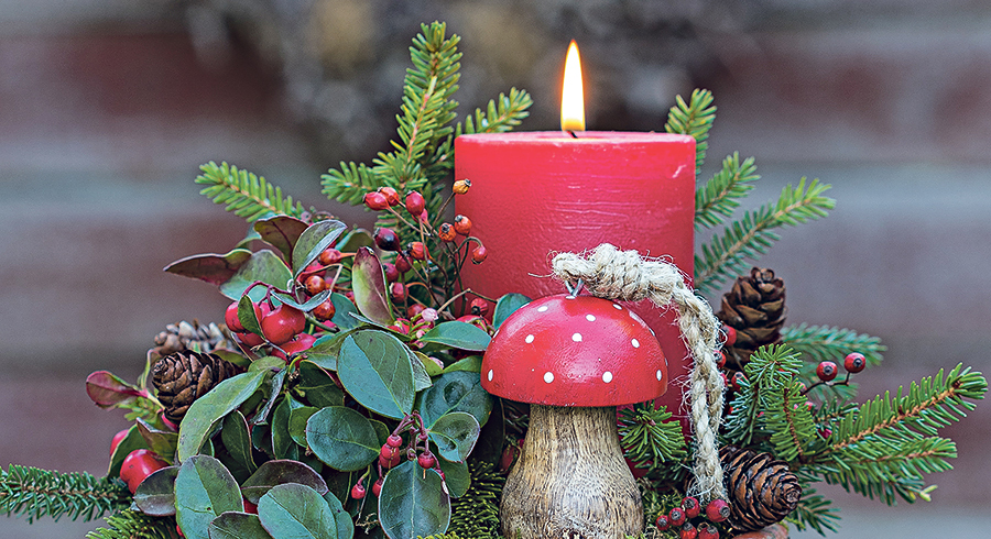 Eine Silvesterdekoration aus Naturmaterialien, wie Pflanzen oder Holz,  ist nachhaltiger und -lebiger als eine aus Plastik. 