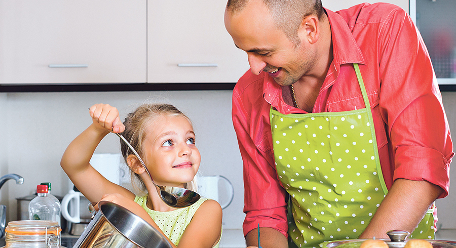 Auch Kinder können beim Kochen mithelfen. Wie, dazu liefert das Kochbuch „Einmal kochen, alle happy!“ tolle Ideen. 