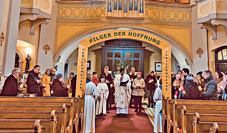 Bei der Segnung der „Heiligen Pforte“ in der Basilika am Pöstlingberg.  