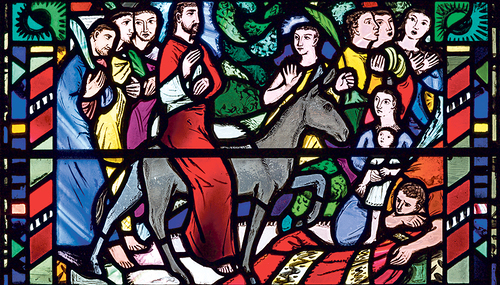 Einzug in Jerusalem – Glasfenster in St. Etheldreda in London. / Renáta Sedmáková/Adobe Stock Einzug in Jerusalem – Glasfenster in St. Etheldreda in London.