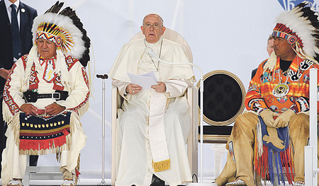 Ankunft in Kanada: Papst Franziskus bittet um Vergebung  während der Begegnung mit Indigenen in Maskwacis.