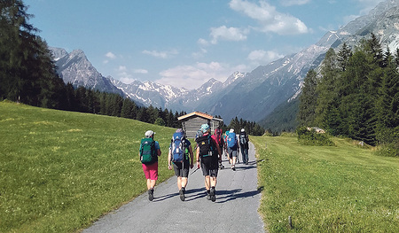 Mit einer durchdachten Touren­planung und der richtigen Ausrüstung kann die Wanderung oder das Pilgern, wie etwa hier auf dem Romediusweg, mit gutem Gewissen losgehen.