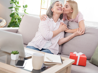 Positive Familie die Geschenk überreicht.