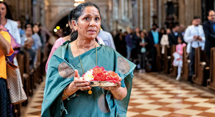 Eine Frau der aus Indien stammenden syro-malabarischen Gemeinde in Wien bringt bei einem Gottesdienst im Stephansdom die Gaben zum Altar. / Erzdiözese Wien/ Schönlaub Eine Frau der aus Indien stammenden syro-malabarischen Gemeinde in Wien bringt bei einem Gottesdienst im Stephansdom die Gaben zum Altar.