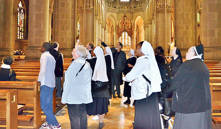 Dompfarrer Maximilian Strasser (Mitte) führt durch den Mariendom.  