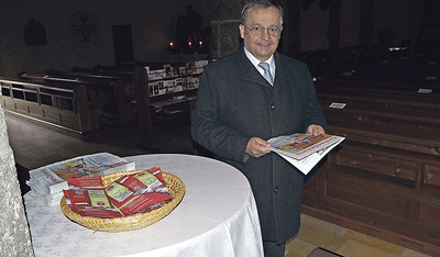 Anton Holzleithner sammelt die KirchenZeitungsausgaben seit 35 Jahren. 
