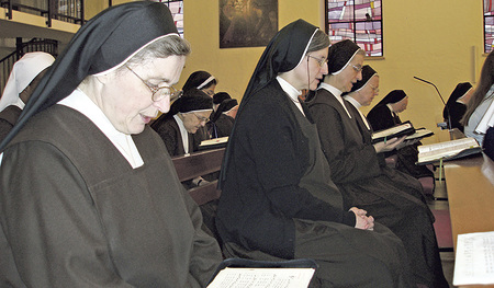 Die Marienschwestern in der Kirche ihres Mutterhauses in Linz (Friedensplatz)   