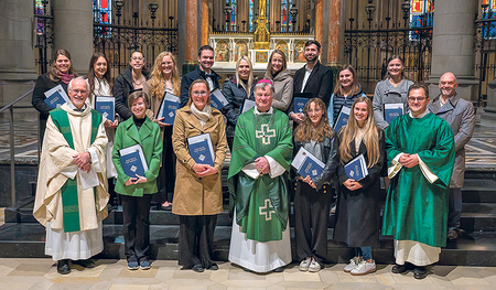 Den neuen Religionslehrer:innen wurde bei der Sendungsfeier eine Bibel überreicht.   / © Copyright 2024 Haijes Den neuen Religionslehrer:innen wurde bei der Sendungsfeier eine Bibel überreicht.