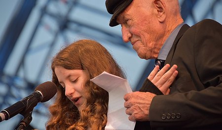 Daniel Chanoch mit Enkelin beim Fest der Freude 2016