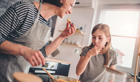 Miteinander kochen hilft beim Einstieg in den vegetarischen Ernährungsstil des Kindes.