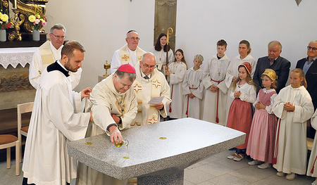 Bischof Manfred Scheuer bei der Altarweihe in der Pfarrkirche Kleinzell.   