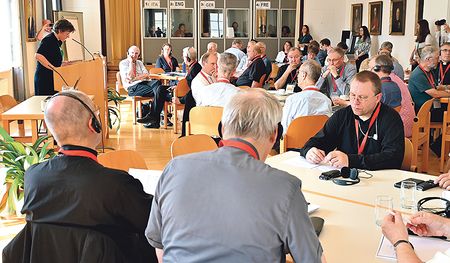 Dekanin Klara Csiszar beim Vortrag in der Linzer „Synodenaula“ im Priesterseminar. Im Hintergrund die Übersetzungskabinen für Italienisch, Englisch, Deutsch und Französisch.