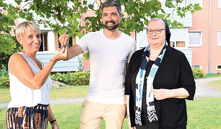 Sr. Angelika Garstenauer (re.) und Bürgermeister Peter Schobesberger übergeben die Schlüssel an Claudia Brand, Leiterin der Krabbelstube.   